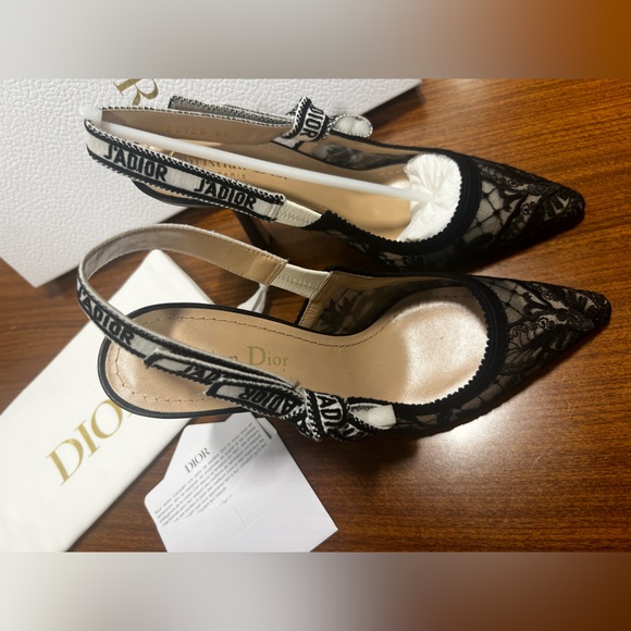 J'ADIOR SLINGBACK PUMP
Transparent Mesh Embroidered with Black Butterfly Motif - Picture 5 of 10